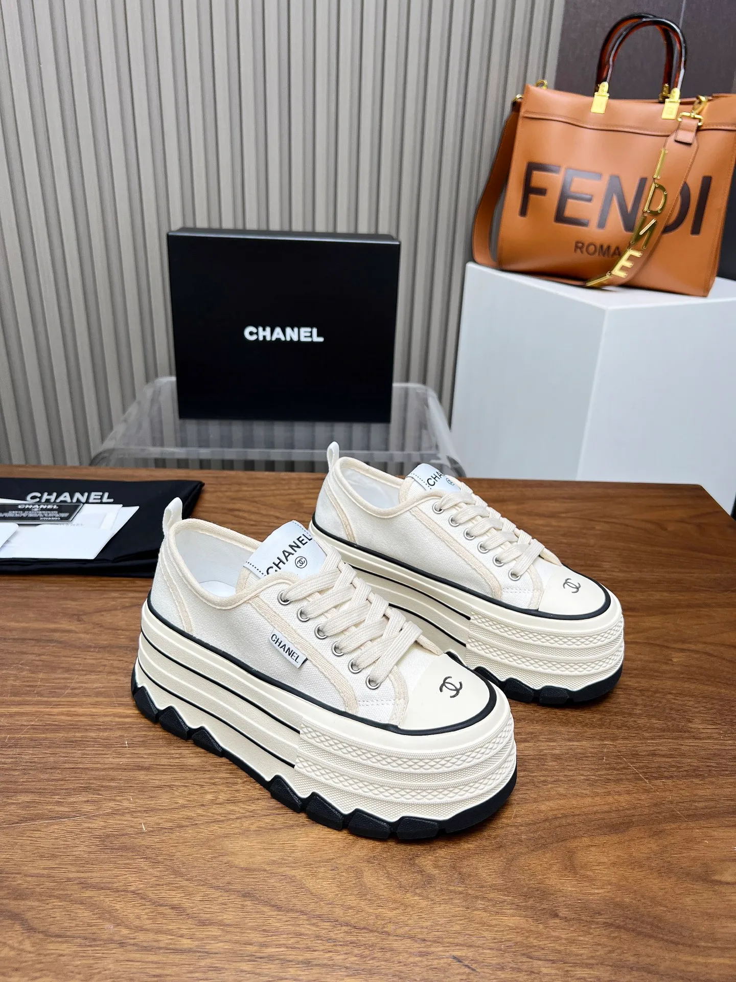 👟👟Ex-factory price 480👟👟 Top version, original quality! ! ! Chanel Chanel - 2025 biscuit shoes, the top casual sports shoes in the counter. This classic design; the style of the upper is made of various craftsmanship; the outsole is fashionable and sporty; the unusual inclusion of a variety of color matching elements... The diversified mix and match is very beautiful and versatile, casual, fashionable, sports and outdoor can be taken into account... ꫛꫀꪝ Go➫ Material: ❶Upper made of: original canvas ❷Inside made of: sheepskin ❸Outsole based on: Original TPU combination outsole, counter quality packaging, complete set for women 35–40